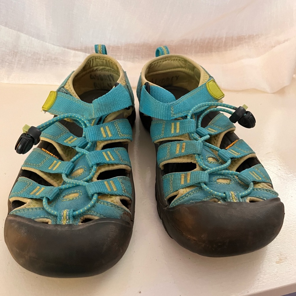 Keen shoes- child size 4